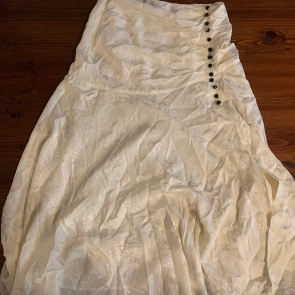 Le Fou Wilfred (Aritzia) %100 silk Tango skirt in cream - Picture 4 of 8